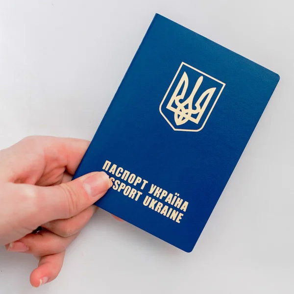 Beyaz bir arka plan üzerinde elinde Ukrayna pasaportu