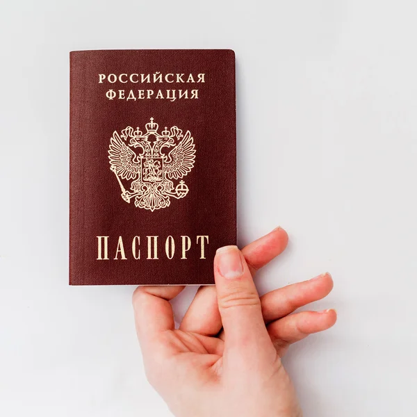 Ryskt pass i handen på en vit bakgrund Royaltyfria Stockfoton