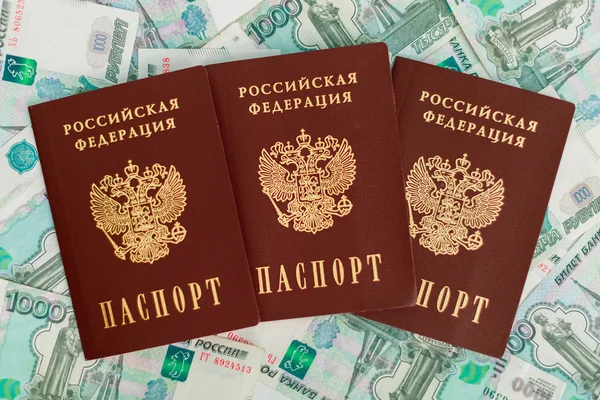 Pasaporte ruso en un fondo de dinero —  Fotos de Stock