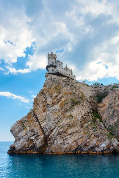 Istana terkenal Swallow 's Nest dekat Yalta — Stok Foto