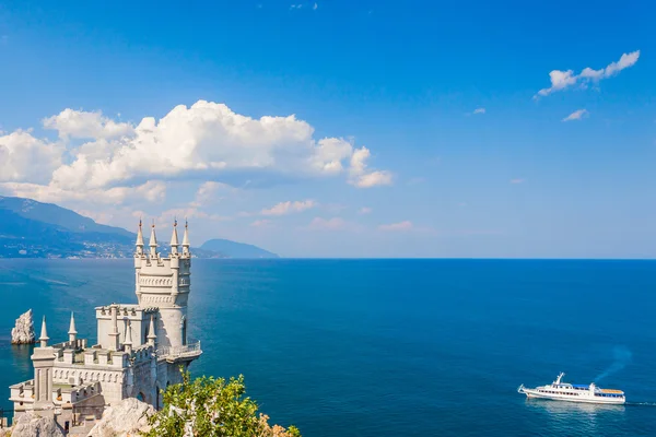 The well-known castle Swallow 's Nest near Yalta — стоковое фото