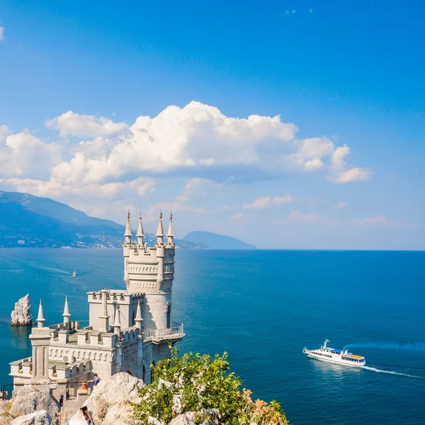 The well-known castle Swallow 's Nest near Yalta — стоковое фото