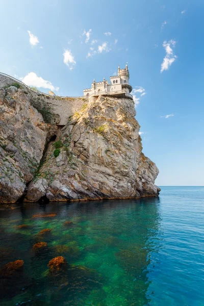 Het bekende kasteel Swallow's Nest in de buurt van Yalta — Stockfoto