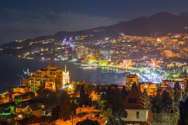 Vuurwerk over de nacht stad — Stockfoto