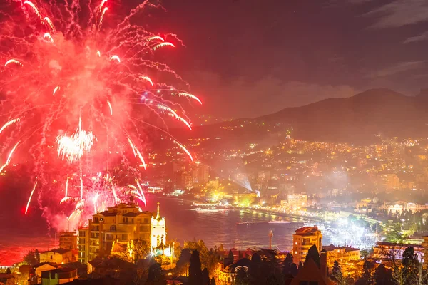 Tűzijáték, az éjszakai város felett — Stock Fotó