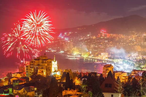 Fogos de artifício sobre a cidade noite — Fotografia de Stock