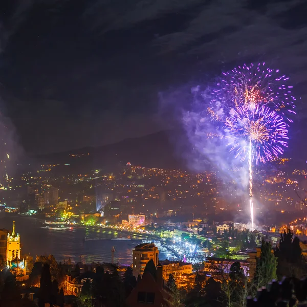 Fogos de artifício sobre a cidade noite — Fotografia de Stock