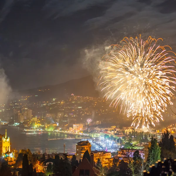 Fogos de artifício sobre a cidade noite — Fotografia de Stock