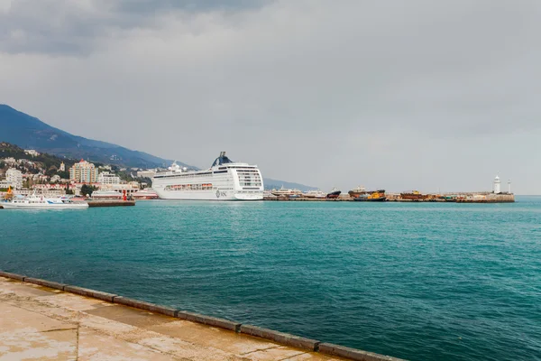 YALTA, UKRAINE - APRIL 22. MSC Lirica in Yalta — Stock Photo, Image