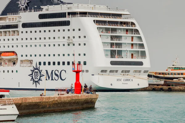 YALTA, UCRANIA 22 DE ABRIL. MSC Lirica en Yalta — Foto de Stock