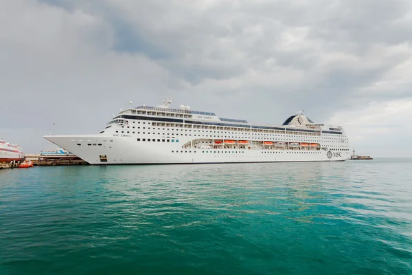 YALTA, UCRANIA 22 DE ABRIL. MSC Lirica en Yalta — Foto de Stock