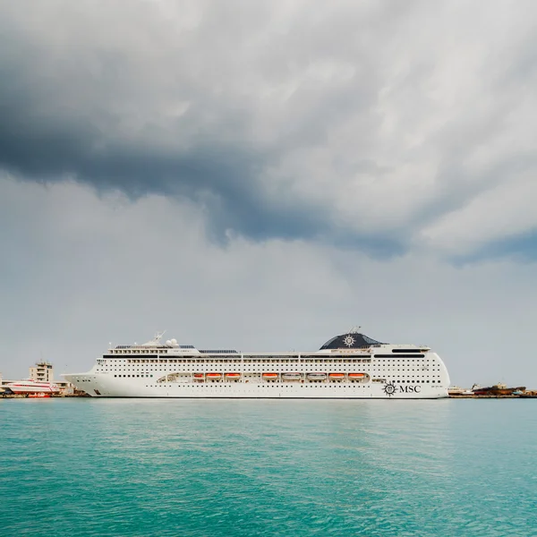 YALTA, UCRANIA 22 DE ABRIL. MSC Lirica en Yalta — Foto de Stock