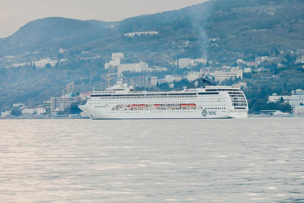 YALTA, UCRANIA 22 DE ABRIL. MSC Lirica en Yalta — Foto de Stock