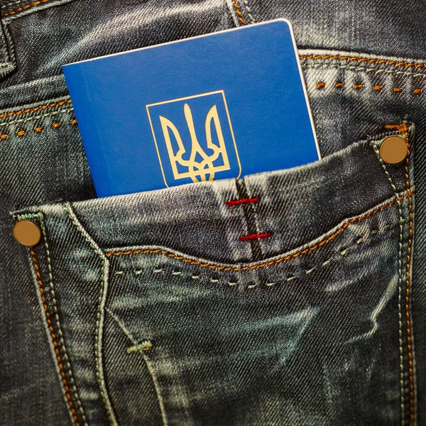 Ukrainska pass i jeans ficka — Stockfoto