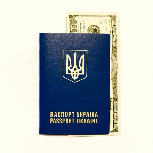 Passeport ukrainien et espèces sur la gémissement — Photo