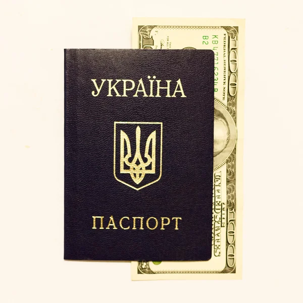 Passeport ukrainien et espèces sur la gémissement — Photo