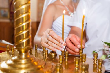 Erkek ve kadın kilisede bir mum koymak