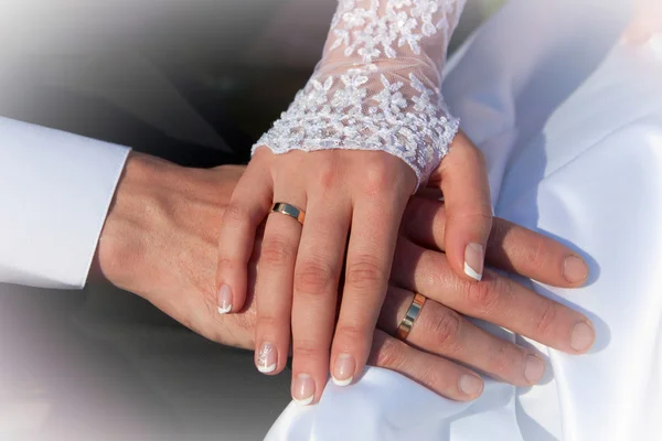 Bride and groom's hands with wedding rings — Stock Photo, Image