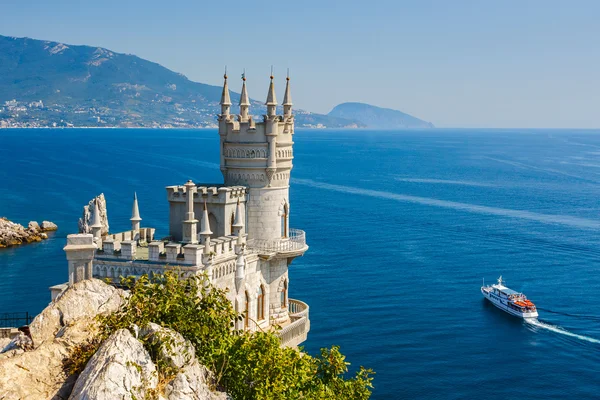 Das bekannte Schwalbennest in der Nähe von Yalta. — Stockfoto