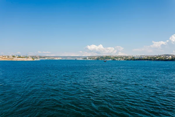Vue de la baie Sébastopol depuis la mer . — Photo