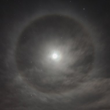 Doğal olay gece gökyüzünde. Ay halo