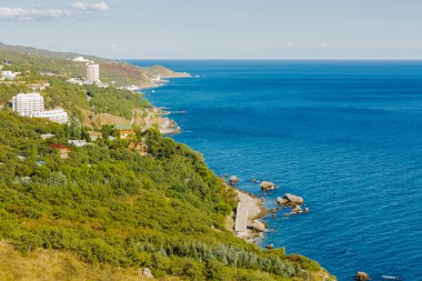 Deniz ve dağlar, gün yatay.