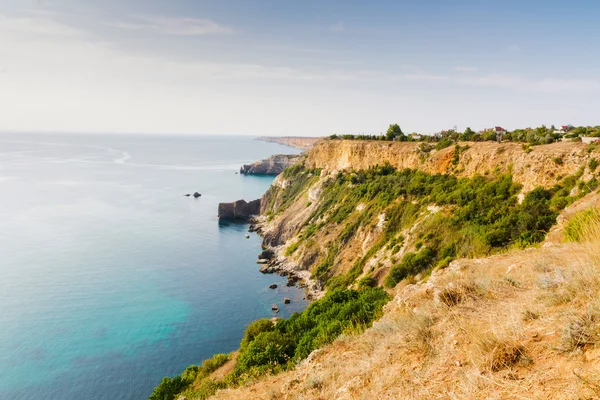 Zomer uitzicht op de kust van de Zwarte Zee in de buurt van Kaap Fiolent — Stockfoto