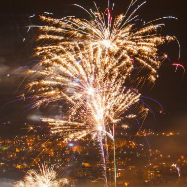 Fireworks gece boyunca güzel bir şehir