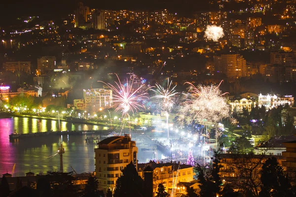 Fogos de artifício durante a noite uma bela cidade — Fotografia de Stock