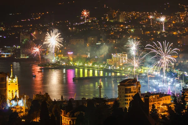 Fogos de artifício durante a noite uma bela cidade — Fotografia de Stock