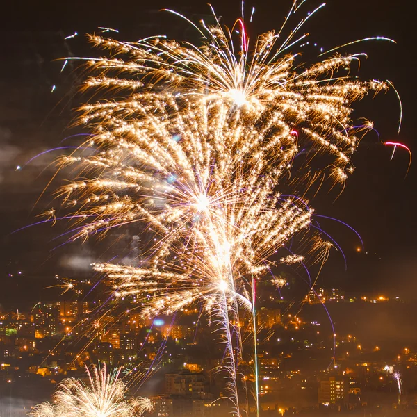 Fuegos artificiales durante la noche una hermosa ciudad — Foto de Stock