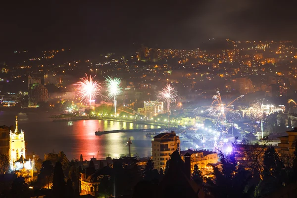 Vuurwerk over de nacht een prachtige stad — Stockfoto