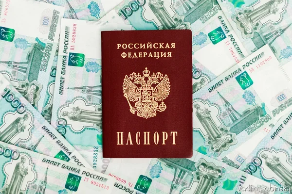 Pasaporte ruso en un fondo de dinero —  Fotos de Stock