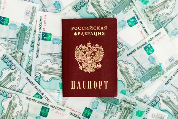 Pasaporte ruso en un fondo de dinero —  Fotos de Stock