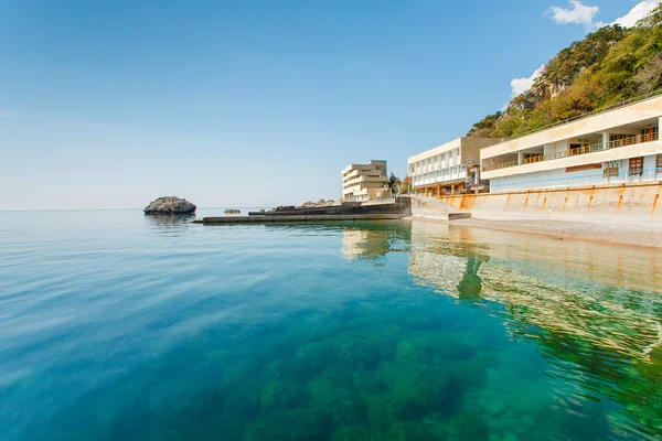 Prachtig zeegezicht in ochtend op de kust van de Krim — Stockfoto