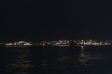 9 Mayıs 2015: Büyük Vatanseverlik Savaşı 'nda Rusya' nın arka plandaki askeri gemilerine karşı 70 yıllık zaferi selamlayın.