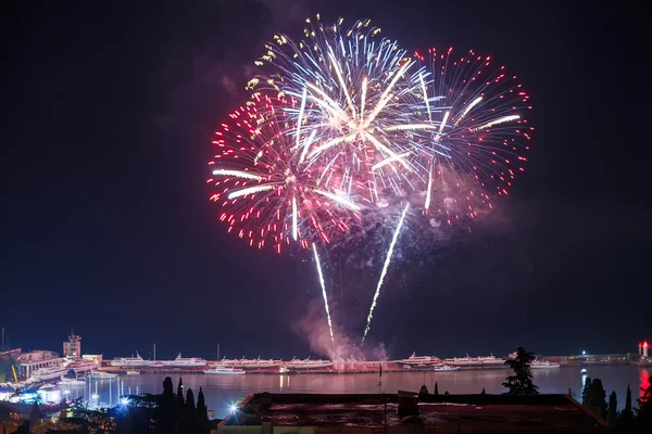 Fuochi d'artificio durante la notte una bella città — Foto Stock