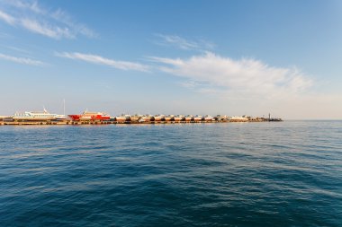 Üst üste sahilde duran zevk tekneler.