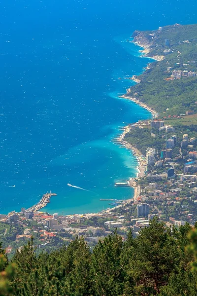 Widok Jałty z czerwonego kamienia. Yalta. Crimea. — Zdjęcie stockowe