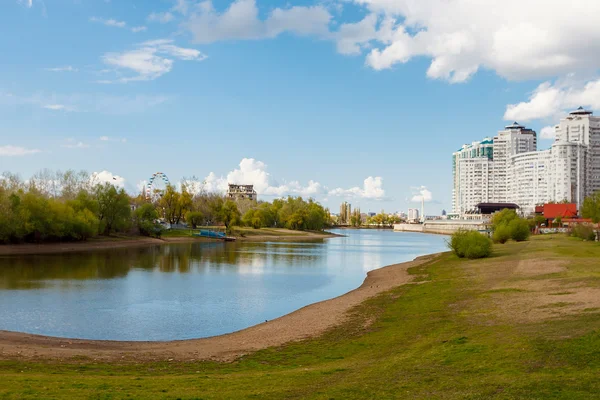 Jarní den na břehu řeky Kubáň. Krasnodar. Rusko — Stock fotografie