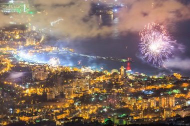 Gece görünümü ve havai fişek Yalta şehir, Crimea adlı
