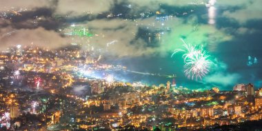 Gece görünümü ve havai fişek Yalta şehir, Crimea adlı