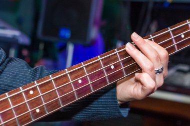 siyah ve sarı bas gitar çalmaya adam