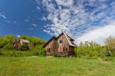 terk edilmiş ahşap ev