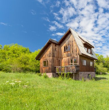 terk edilmiş ahşap ev