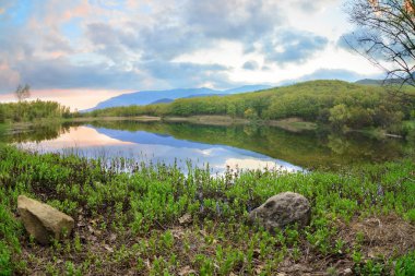 güzel bulutlar ile güzel göl-Kırım