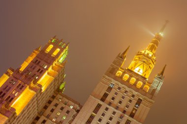 Kudrinskaya Meydanı'nda gece gökdelen. 