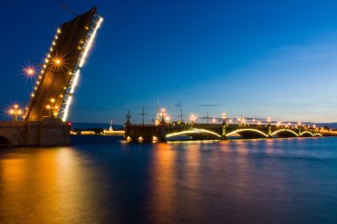 Gece Liteynyy Köprüsü'nün bir view 