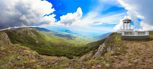 Bir görünümü rüzgarlı Arbour.Crimean manzara.