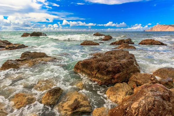 Güzel bir gün denizde sahil şeridi. Crimea. Ukrayna — Stok fotoğraf